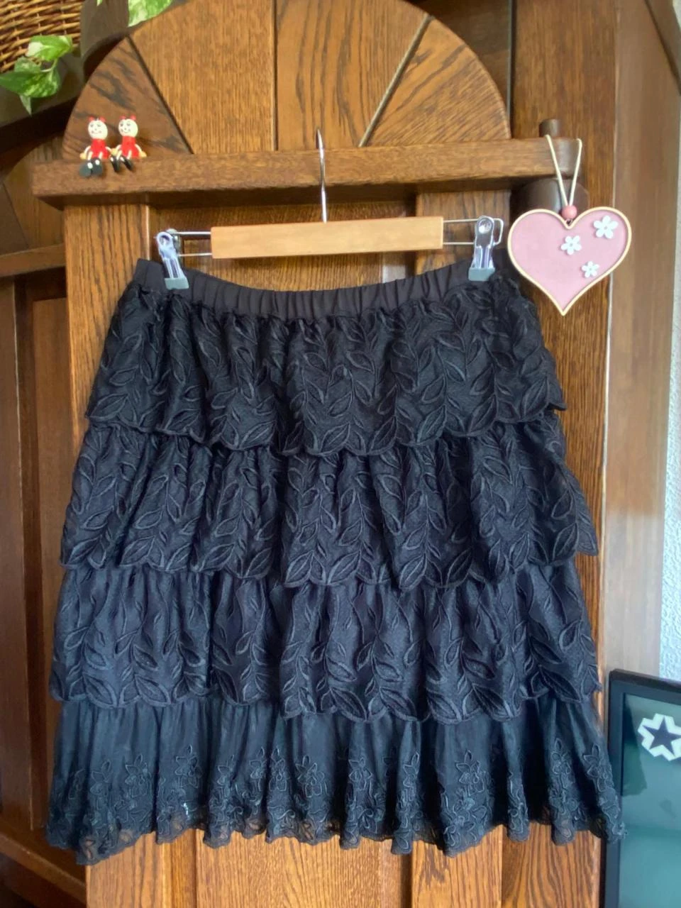 Minissaia preta de renda com babados escalonados, estilo romântico ou coquette – photo 3